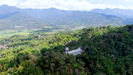 Extraña-Iglesia-En-Forma-De-Pollo-Escondida-En-Un-Bosque-Tropical-Cerca-De-Muntilan,-Indonesia