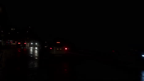 Carretera-Muy-Transitada-En-La-Oscuridad-De-La-Noche