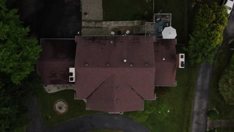 Luftaufnahmen-Einer-Drohne-Von-Oben-Nach-Unten,-Die-über-Einem-Großen-Haus-In-Einem-Luxusviertel-Aufsteigt