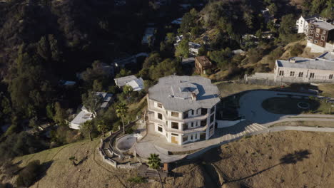 Luftaufnahme-über-Einem-Gruseligen,-Verlassenen-Herrenhaus-In-Den-Hollywood-Hills-In-Kalifornien