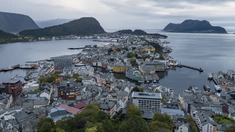 The-Beautiful-View-Of-Ålesund-City-in-Aksla-View-Point,-Norway