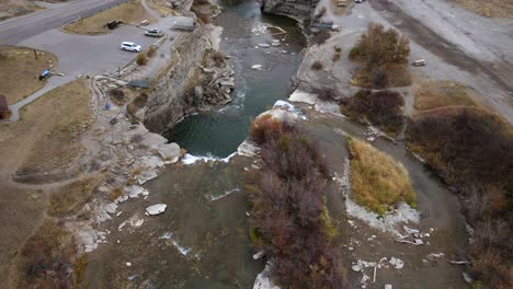 Blick-Von-Oben-Nach-Unten-über-Einen-Wasserfall-In-Den-Kanadischen-Rocky-Mountains-Fliegen