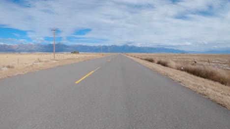Fahren-Sie-Im-Herbst-Den-Verlassenen-Colorado-Highway-Entlang-In-Richtung-Der-Rocky-Mountains