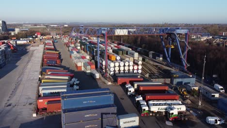 Versandcontainer-Kranlift,-Der-Schwere-Fracht-Exportkistencontainer-In-Der-Werft-Entlädt,-Luftaufnahme,-Langsame-Niedrige-Umlaufbahn,-Linke-Aufnahme