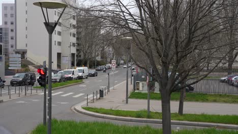 Semáforo-En-Una-Calle-Tranquila-De-La-Ciudad-De-Lyon-En-Francia