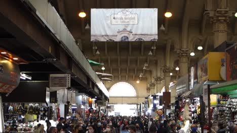 Consumidores-Dentro-Del-Antiguo-Edificio-Del-Mercado-Municipal-De-Sao-Paulo,-O-Mercadao