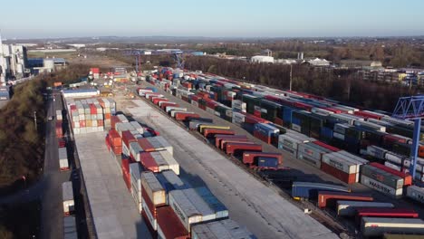Schiffscontainer-Kranlift-Entlädt-Schwere-Fracht-Exportkistencontainer-In-Der-Werft,-Luftaufnahme,-Schwenk-Nach-Links