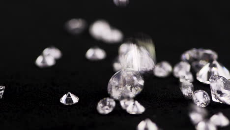 Zeitlupenaufnahme-Von-Echten-Diamanten-Unterschiedlicher-Größe,-Die-In-Einem-Juweliergeschäft-Zur-Untersuchung-Auf-Den-Schwarzen-Tisch-Fallen