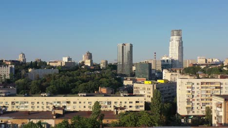 Luftdrohnenvideo-Von-Skyline-Gebäuden-Und-Autos-In-Der-Innenstadt-Auf-Der-Autobahn-Im-Pecherskyi-Bezirk-Der-Oblast-Kiew,-Ukraine,-Während-Des-Sonnenuntergangs