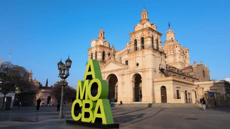 Die-Beeindruckende-Kathedrale-Von-Cordoba,-Argentinien,-Niedrige-Drohnenpfanne