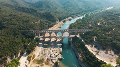 Die-Pont-Du-Gard-Ist-Eine-Antike-Römische-Aquäduktbrücke,-Die-Im-Ersten-Nachchristlichen-Jahrhundert-Erbaut-Wurde