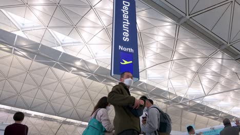Passagiere-Werden-Vor-Der-Abflughalle-Des-Internationalen-Flughafens-Chek-Lap-Kok-In-Hongkong,-China,-Gesehen