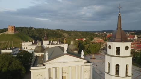 Luftaufnahme:-Altstadt-Von-Vilnius-Mit-Kathedrale-Und-Glockenturm-Und-Gediminas-Hügel-Im-Hintergrund