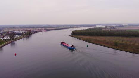 Vista-Aérea-De-Drones-Sobre-El-Buque-De-Carga-Torpo-Acercándose-A-La-Curva-En-El-Viejo-Maas-Cerca-De-Barendrecht-En-Un-Día-Nublado