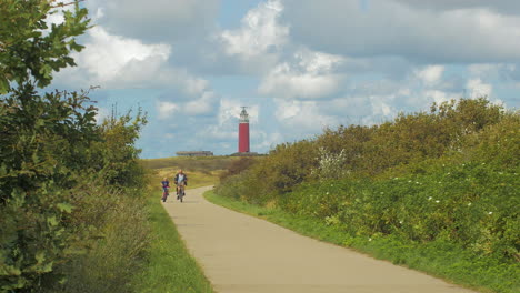 Ein-Fahrradweg-In-Den-Dünen