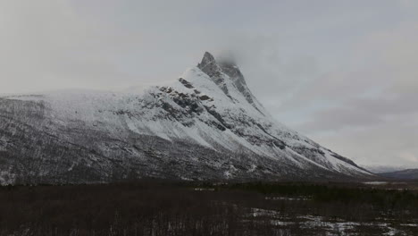 Langsam-über-Den-Wald-Fliegend,-Weg-Vom-Schneebedeckten-Berg-Otertinden-Im-Norden-Norwegens