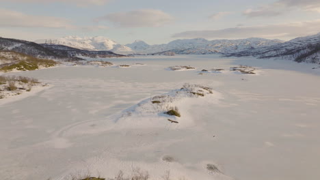 Ein-Adler-Fliegt-über-Einem-Zugefrorenen-See-Im-Norden-Norwegens