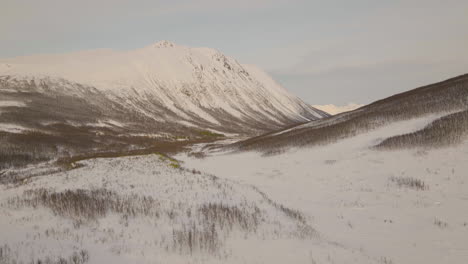Paisaje-Montañoso-Cubierto-De-Hielo-Durante-El-Invierno-En-Oldvik,-Noruega