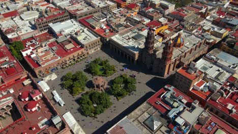 Mexiko,-San-Luis-Potosi,-Stadtzentrum,-Plaza-De-Armas,-Kirche,-4K-Drohnenaufnahme