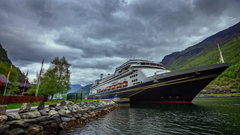 Crucero-De-Lujo-Ms-Queen-Elizabeth-Barco-Atracado-Y-Esperando-A-Los-Transeúntes-En-Timelapse-En-Puerto-Flam-En-Noruega