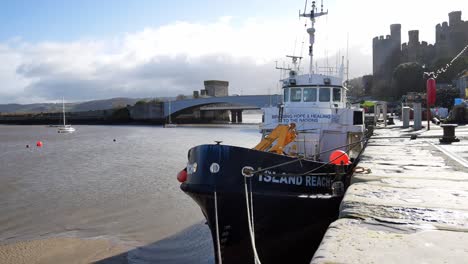 Island-Reach-Fischerboot,-Das-Im-Hafen-Von-Conwy-Castle-Bei-Ebbe-Verankert-Ist,-Dolly,-Rechte-Aufnahme