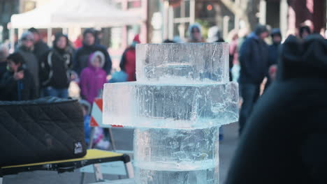 Statische-Aufnahme-Von-Künstlern,-Die-Eisblockskulpturen-Für-Die-Formgebung-Vorbereiten