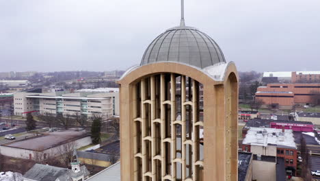 Órbita-De-Dron-Ascendente-Disparada-Alrededor-De-La-Torre-De-La-Iglesia-Moderna