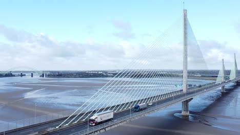 Mersey-Gateway-Punto-De-Referencia-Vista-Aérea-Sobre-Peaje-Puente-Colgante-Cruce-De-Río-Aumento-Inclinación-Hacia-Abajo-órbita-Derecha