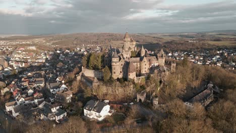 Eine-Majestätische-Deutsche-Burg-Aus-Dem-Mittelalter,-Die-über-Der-Stadt-Braunfels-Thront