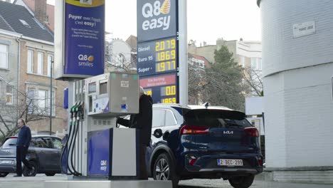 Fit-Active-Senior-öffnet-An-Der-Tankstelle-Den-Tankdeckel-Und-Steckt-Eine-Zapfpistole-In-Den-Tank