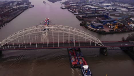 Luftaufnahme-Von-Maas--Und-FPS-Rheinfrachtschiffen,-Die-Unter-Der-Brücke-über-Den-Norden-Hindurchfahren