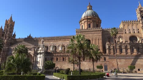 Catedral-De-Palermo-Con-Torre-De-Reloj-Alta-Y-Turistas-Visitando-El-Lugar