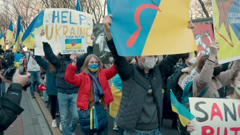 Ucranianos-Protestando-Contra-La-Invasión-Rusa-Caminando-Sosteniendo-Carteles-Junto-Con-Coreanos