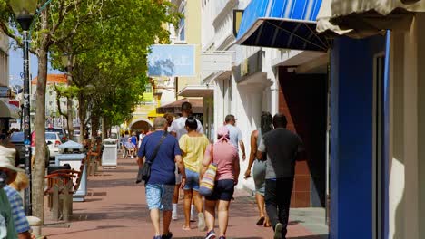 Turistas-Caminando-Por-El-Vibrante-Y-Pintoresco-Distrito-Comercial-De-Punda,-Willmestad,-En-La-Isla-Caribeña-De-Curacao