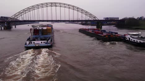 Luftaufnahme-Des-Hecks-Von-Maas-FPS-Rheinfrachtschiffen,-Die-Sich-Der-Brücke-über-Den-Norden-Nähern