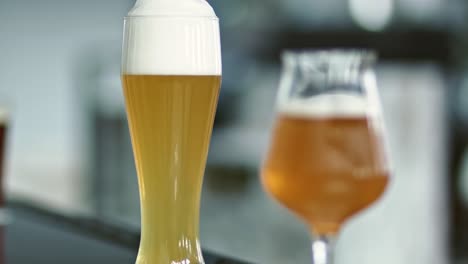 Ein-Glas-Kaltes-Bier-Auf-Den-Tisch-Stellen