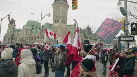 Demonstranten-Mit-Plakaten-Und-Kanadischen-Flaggen-Unterstützen-Den-Freiheitskonvoi-Der-Trucker-Vor-Dem-Parlamentshügel-In-Kanada