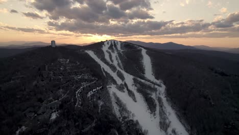 Luftstoß-In-Das-Skigebiet-Sugar-Mountain-Bei-Sonnenuntergang