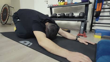 Übergewichtiger-Mann-Trainiert-Und-Macht-Zu-Hause-Dehnübungen-Auf-Einer-Yogamatte
