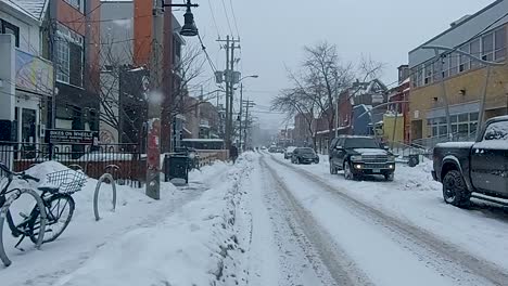 Cae-Nieve-En-La-Avenida-Augusta-En-El-Mercado-De-Kensington,-Toronto