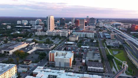 4K-Luftschwenkclip-In-Der-Nähe-Der-I-4-In-Der-Innenstadt-Von-Orlando,-Florida-In-Der-Dämmerung