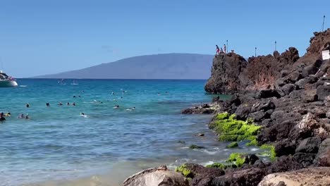 Der-Black-Rock-Beach-Auf-Maui-Ist-Ein-Großartiger-Ort-Zum-Schnorcheln,-Schwimmen,-Paddeln,-Bootfahren,-Kajakfahren-Und-Klippenspringen