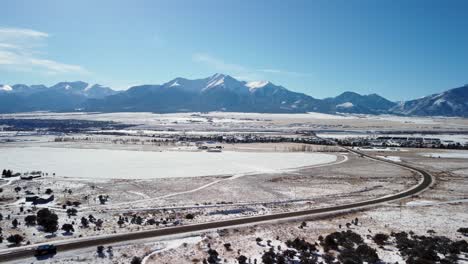 Reveal-of-Colorado-mountain-highway-285-from-the-Collegiate-Peaks-overlook,-aerial
