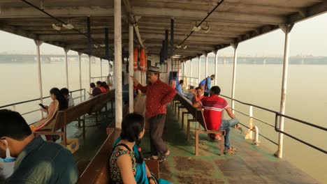 Desplazamientos-Públicos-En-El-Servicio-De-Ferry-En-Kolkata-En-El-Río-Hooghly