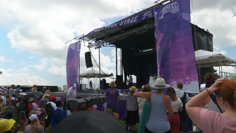 Multitud-Viendo-Rendimiento-Abita-Cerveza-Etapa-French-Quarter-Fest-New-Orleans-Wide