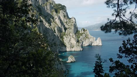 Beautiful-view-of-some-cliffs-in-the-Island-of-Capri,-in-Italy,-during-a-sunny-evening-in-Spring