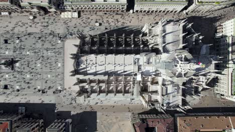 Edificio-De-La-Iglesia-De-La-Catedral-Del-Duomo-De-Milán-Con-Multitudes-De-Personas---Vista-Aérea-De-Arriba-Hacia-Abajo