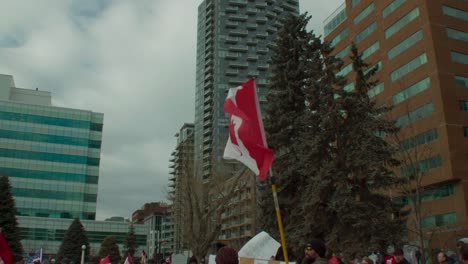 Bandera-Canadiense-En-La-Ciudad-De-Calgary-Protesta-En-Cámara-Lenta-El-5-De-Febrero-De-2022