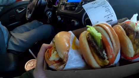 Fast-Food-Kette,-Rein-Und-Raus-Burger,-Fahrt-Durch-Abholfenster