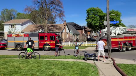 Alerta-De-Incendio-Domiciliario,-Bomberos-De-Toronto-Y-Barrio-En-Peligroso-Tiro-En-Movimiento